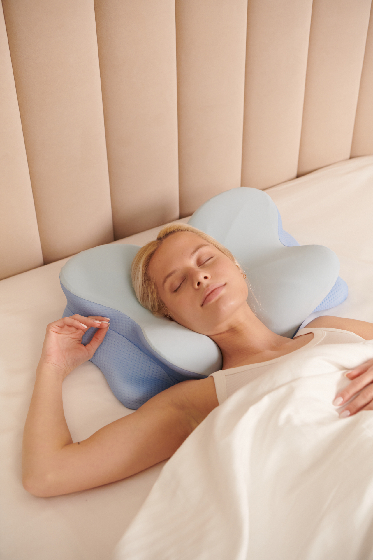 Person resting on the ergonomic memory foam pillow